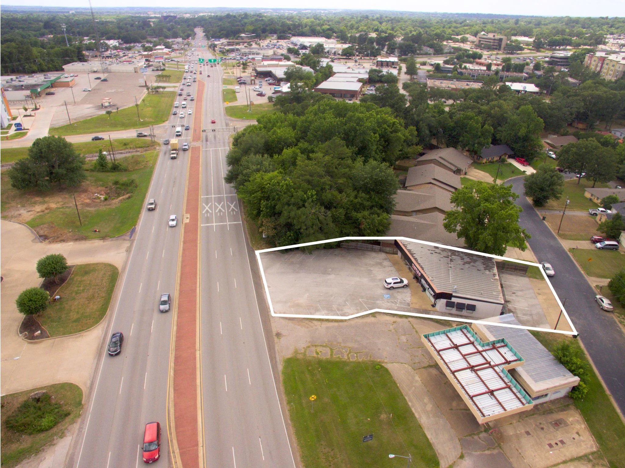 Street-facing view of the retail center with direct visibility from E. Southeast Loop 323 in Tyler.